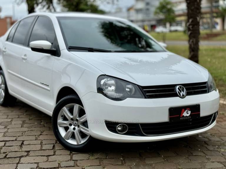 VOLKSWAGEN - POLO SEDAN - 2013/2013 - Branca - R$ 44.900,00