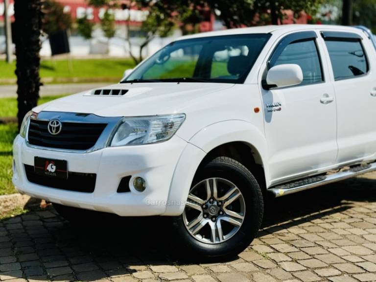 TOYOTA - HILUX - 2013/2013 - Branca - R$ 108.900,00