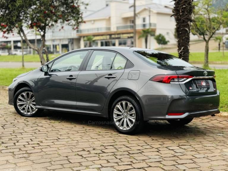 TOYOTA - COROLLA - 2022/2022 - Cinza - R$ 129.900,00