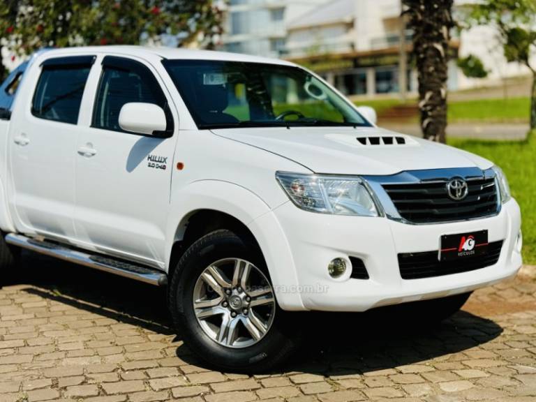 TOYOTA - HILUX - 2013/2013 - Branca - R$ 108.900,00