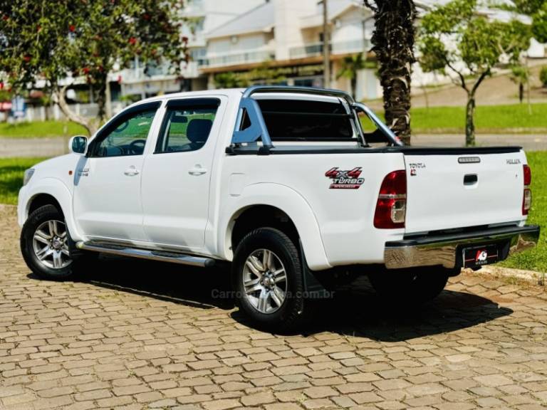 TOYOTA - HILUX - 2013/2013 - Branca - R$ 108.900,00