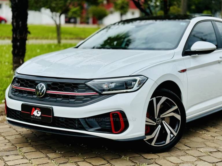 VOLKSWAGEN - JETTA - 2024/2024 - Branca - R$ 225.900,00