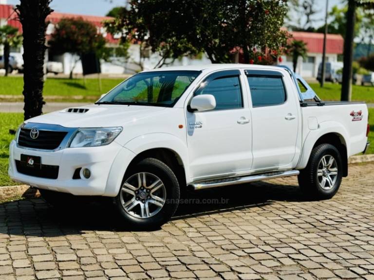 TOYOTA - HILUX - 2013/2013 - Branca - R$ 108.900,00