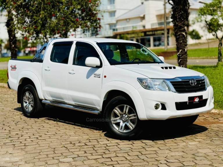 TOYOTA - HILUX - 2013/2013 - Branca - R$ 108.900,00