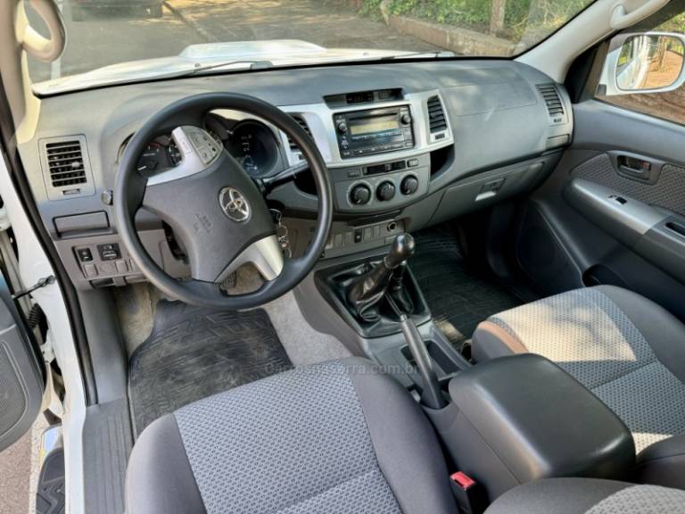 TOYOTA - HILUX - 2013/2013 - Branca - R$ 108.900,00