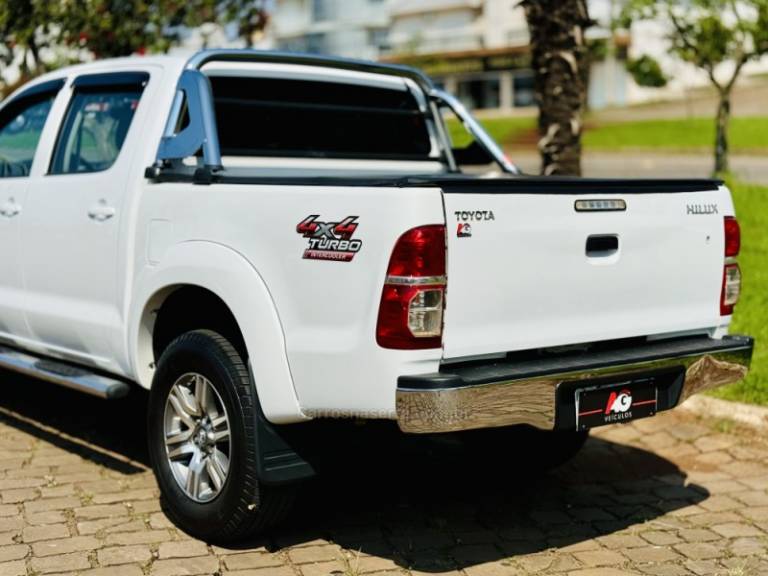 TOYOTA - HILUX - 2013/2013 - Branca - R$ 108.900,00