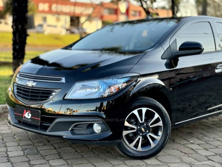 CHEVROLET - ONIX - 2015/2015 - Preta - R$ 53.900,00